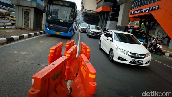 Hati-hati! Separator Busway di Cawang Ini Sering Bikin Celaka