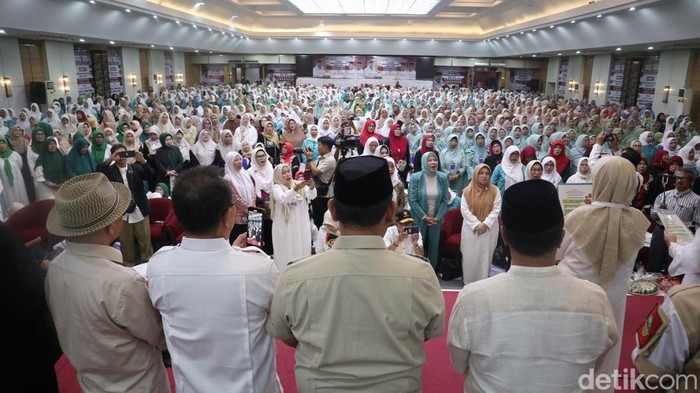 Himpunan Emak-emak Majelis Taklim Bandung-Cimahi mendeklarasikan dukungan kepada Prabowo Subianto untuk menjadi Presiden 2024 di Bandung, Kamis (14/9/2023).