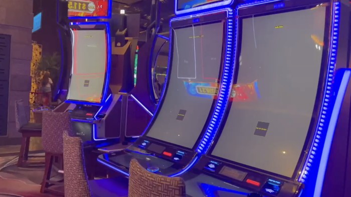 Hotel dan Kasino di Las Vegas Kena Hack, Mesin Judi Slot Tak Berfungsi Hotel dan kasino MGM Resorts di Las Vegas, Amerika Serikat terpaksa mematikan sejumlah sistemnya, dari situs web, kamar hotel, sampai mesin judi slotnya karena ada masalah keamanan siber.