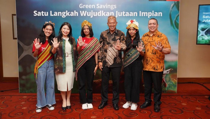 Head of Segmentation and Liabilities PT Bank DBS Indonesia Natalina Syabana (kedua dari kiri), Consumer Banking Director PT Bank DBS Indonesia Rudy Tandjung (ketiga dari kanan), dan Program & Project Assess Yayasan Tangan Pengharapan Raja Sigalingging (paling kanan) berfoto bersama perwakilan anak-anak binaan Yayasan Tangan Pengharapan di Jakarta, Kamis (14/9/2023). Pada kesempatan ini, Bank DBS Indonesia mengumumkan kerja samanya dengan Yayasan Tangan Pengharapan dalam acara yang bertajuk “Satu Langkah Wujudkan Jutaan Impian bersama DBS Green Savings”.