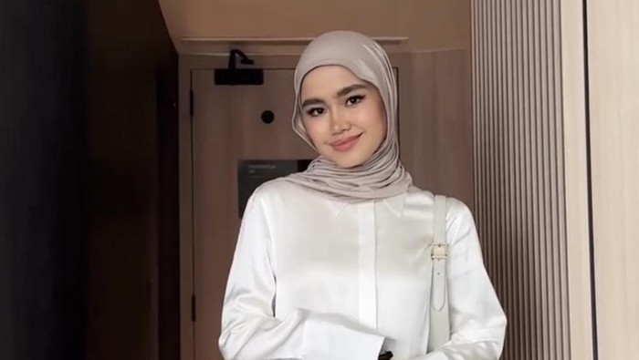 Inspirasi padu padan tren hijab meleyot ala Fira Assegaf atau dikenal dengan Sashfir.