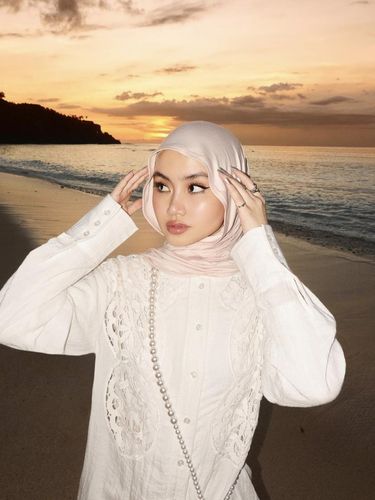 Inspirasi padu padan tren hijab meleyot ala Fira Assegaf atau dikenal dengan Sashfir.