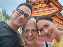 8 Foto Ira & Ari Wibowo Bareng Ibu Bulenya yang Jarang Tersorot