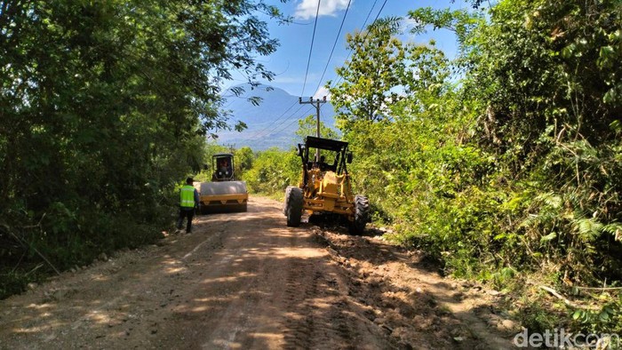 Jalan dari Lamtamot menuju Desa Panca di Kecamatan Lembah Seulawah, Aceh Besar akhirnya diperbaiki. (Foto: Agus Setyadi).