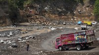 Jalur alternatif Malang-Lumajang yang dibuat secara swadaya tersebut digunakan masyarakat yang hendak melintas karena jembatan Kali Glidik putus akibat diterjang lahar hujan Semeru.  