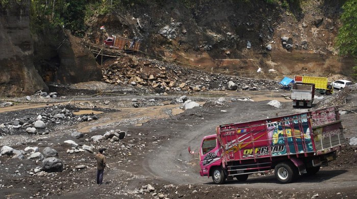 Sejumlah warga melintasi jembatan bambu perlintasan Sungai Kali Glidik di Malang, Jawa Timur, Kamis (14/9/2023). Jalur alternatif Malang-Lumajang yang dibuat secara swadaya tersebut digunakan masyarakat yang hendak melintaskarena jembatan Kali Glidik putus akibat diterjang lahar hujan Semeru. ANTARA FOTO/Irfan Sumanjaya/tom.