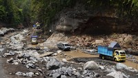 Sejumlah kendaraan melintasi jalur alternatif perlintasan Sungai Kali Glidik di Malang, Jawa Timur, Kamis (14/9/2023).  