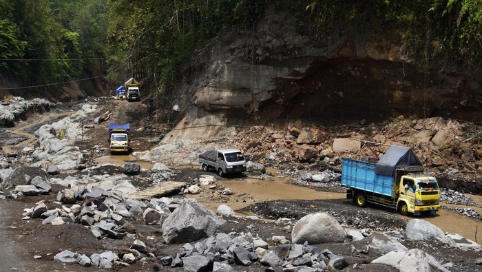 Sejumlah warga melintasi jembatan bambu perlintasan Sungai Kali Glidik di Malang, Jawa Timur, Kamis (14/9/2023). Jalur alternatif Malang-Lumajang yang dibuat secara swadaya tersebut digunakan masyarakat yang hendak melintaskarena jembatan Kali Glidik putus akibat diterjang lahar hujan Semeru. ANTARA FOTO/Irfan Sumanjaya/tom.