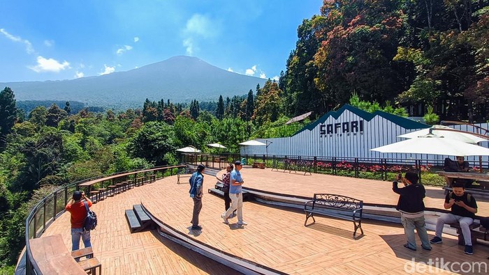 Puncak Gunung Slamet terpantau dari kawasan Baturraden, Kabupaten Banyumas, Rabu (13/9/2023).