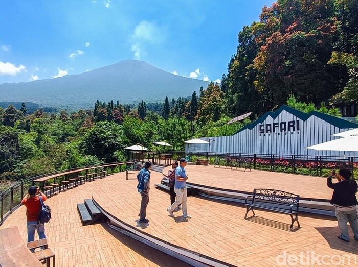 Puncak Gunung Slamet terpantau dari kawasan Baturraden, Kabupaten Banyumas, Rabu (13/9/2023).