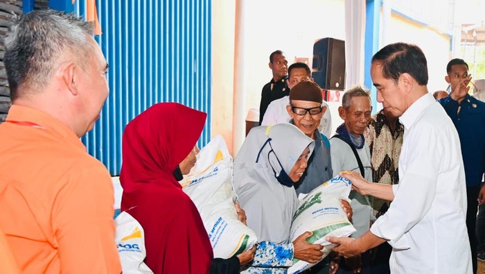 Presiden Joko Widodo (Jokowi) meninjau Gudang Bulog Purwasari, Kabupaten Karawang, Jawa Barat. Dalam kesempatan itu, Jokowi juga menyalurkan bantuan pangan berupa beras kepada para keluarga penerima manfaat (KPM).