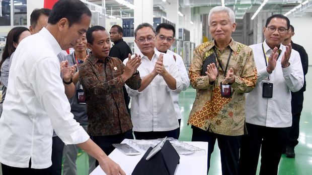Jokowi tinjau pabrik listrik PT Hyundai LG Industri di Karawang. (Biro Pers Setpres)