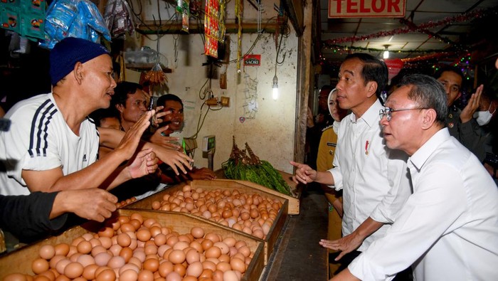 Jokowi Tinjau Pasar di Karawang
