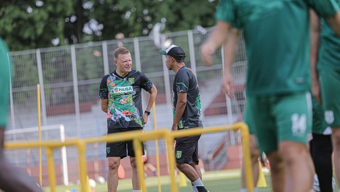 Josep Gombau dan Uston Nawawi saat sesi latihan