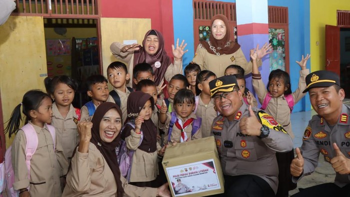 Kapolres Indramayu AKBP M Fahri Siregar saat memberikan buku ke sekolah di Indramayu