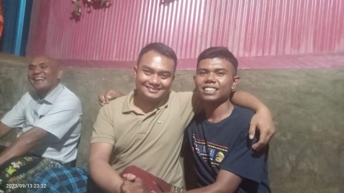 Kapolsek Komodo AKP Ivans berdamai dengan sekuriti yang dihajar, Guido, Rabu (13/9/2023).
