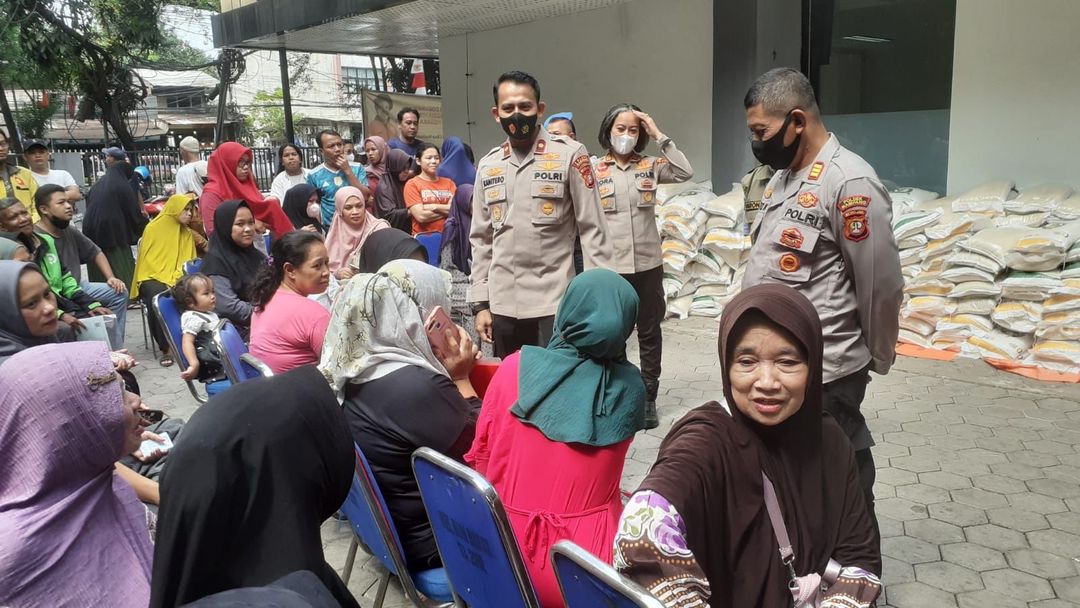 Kapolsek Mampang Kompol David Kanitero bantu panggul beras bagi lansia