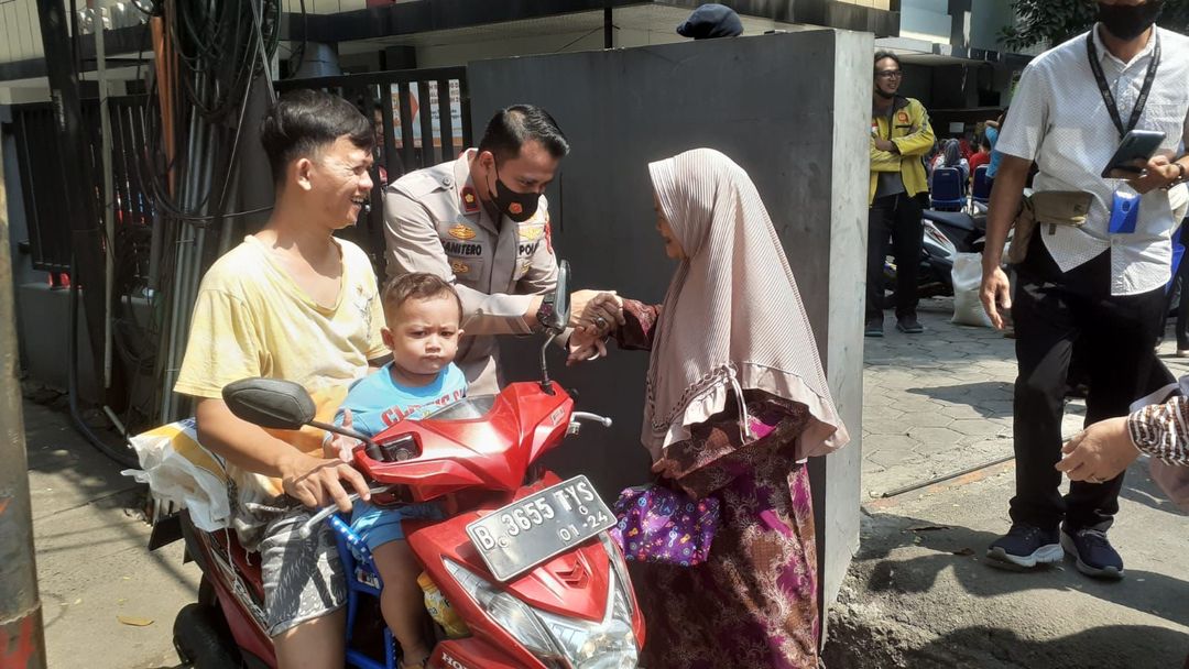 Kapolsek Mampang Kompol David Kanitero bantu panggul beras bagi lansia