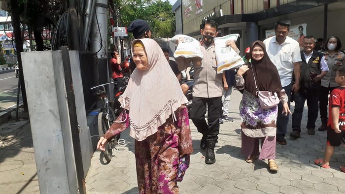 Kapolsek Mampang Kompol David Kanitero bantu panggul beras bagi lansia