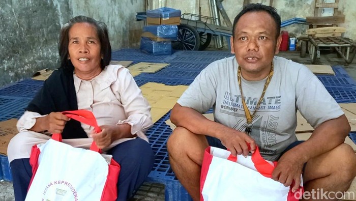 Kasem (kiri) yang medapatkan sembako Jokowi di Karawang