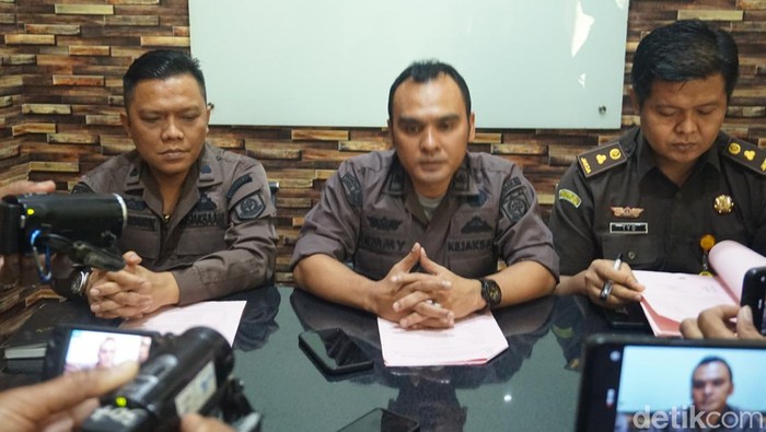 Kasintel Jemmy Sandra, Kasipidum Hasudungan Parlindungan, dan Jaksa Penuntut Umum Ugik Ramantyo saat konferensi pers di Kejari Tanjung Perak
