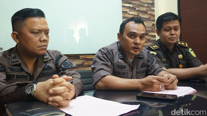 Kasintel Jemmy Sandra, Kasipidum Hasudungan Parlindungan, dan Jaksa Penuntut Umum Ugik Ramantyo saat konferensi pers di Kejari Tanjung Perak