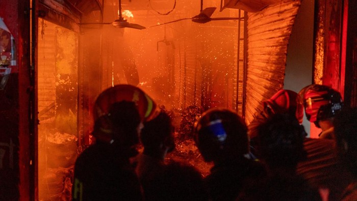Firefighters and people work to douse a fire that broke out at the Mohammadpur Krishi Market in, Dhaka, Bangladesh September 14, 2023, in this screengrab taken from a social media video. Arshadul Hoque Rocky/via REUTERS  THIS IMAGE HAS BEEN SUPPLIED BY A THIRD PARTY. MANDATORY CREDIT. NO RESALES. NO ARCHIVES.