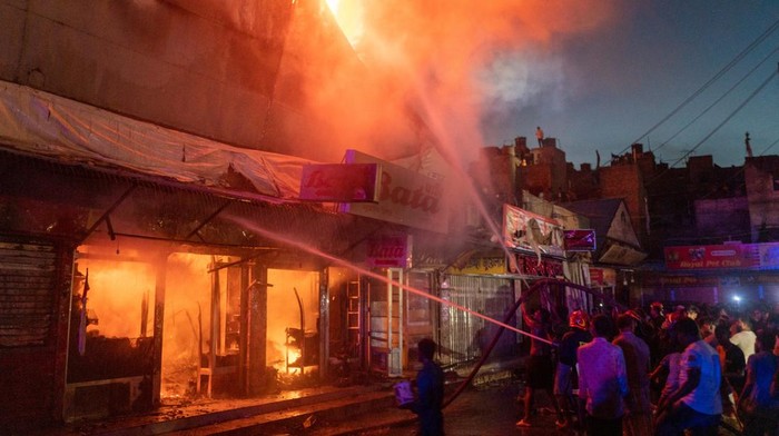 Kebakaran Besar Hancurkan Pasar di Dhaka Bangladesh Firefighters and people work to douse a fire that broke out at the Mohammadpur Krishi Market in, Dhaka, Bangladesh September 14, 2023, in this screengrab taken from a social media video. Arshadul Hoque Rocky/via REUTERS THIS IMAGE HAS BEEN SUPPLIED BY A THIRD PARTY. MANDATORY CREDIT. NO RESALES. NO ARCHIVES.
