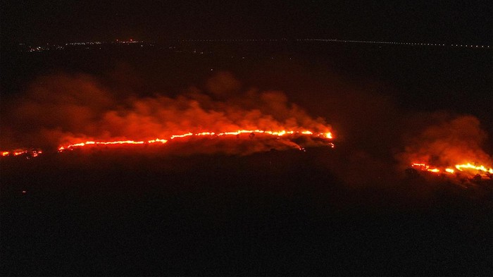 Foto udara api membakar lahan di Desa Sungai Rambutan, Indralaya Utara, Ogan Ilir (OI), Sumatera Selatan, Rabu (13/9/2023). Petugas gabungan dari Manggala Agni Daops Banyuasin, Daops Lahat, BPBD Ogan Ilir masih terus berupaya melakukan pemadaman kebakaran lahan di daerah tersebut.  ANTARA FOTO/Nova Wahyudi/rwa.