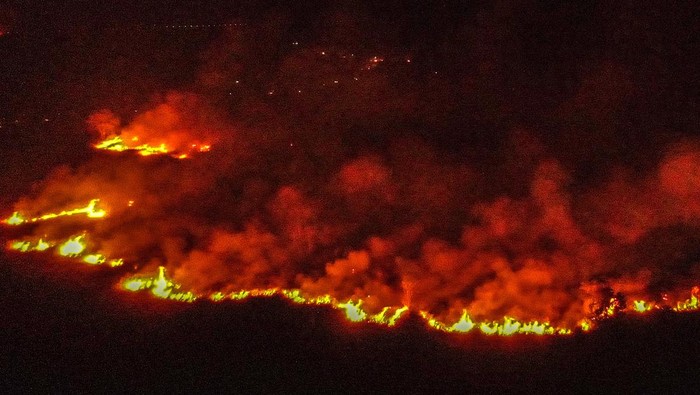 Foto udara api membakar lahan di Desa Sungai Rambutan, Indralaya Utara, Ogan Ilir (OI), Sumatera Selatan, Rabu (13/9/2023). Petugas gabungan dari Manggala Agni Daops Banyuasin, Daops Lahat, BPBD Ogan Ilir masih terus berupaya melakukan pemadaman kebakaran lahan di daerah tersebut.  ANTARA FOTO/Nova Wahyudi/rwa.