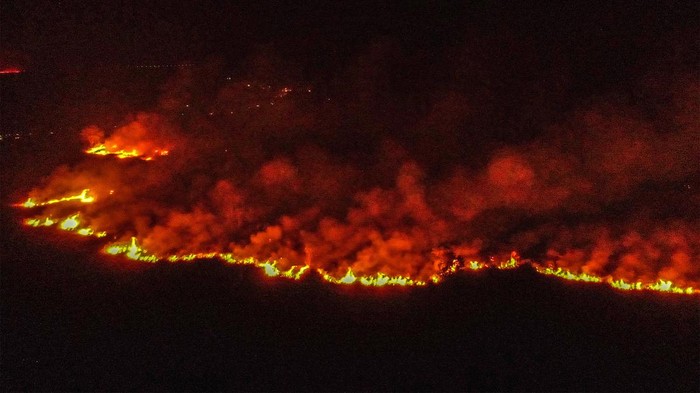 Foto udara api membakar lahan di Desa Sungai Rambutan, Indralaya Utara, Ogan Ilir (OI), Sumatera Selatan, Rabu (13/9/2023). Petugas gabungan dari Manggala Agni Daops Banyuasin, Daops Lahat, BPBD Ogan Ilir masih terus berupaya melakukan pemadaman kebakaran lahan di daerah tersebut.  ANTARA FOTO/Nova Wahyudi/rwa.