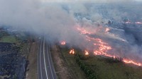 Bahkan tidak jarang, kabut asap akan menyelimuti kota Palembang ketika malam hari tiba. Asap dari kabut asap ini bahkan kerap masuk ke dalam rumah dan membuat warga kesulitan bernapas. ANTARA FOTO/Nova Wahyudi  