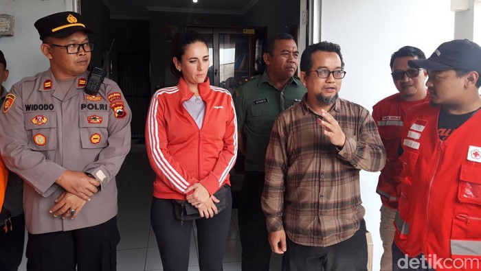 Kepala Seksi Pengelolaan Taman Nasional Wilayah II, Balai Taman Nasional Gunung Merapi, Ahmadi, dan pendaki WNA asal Spanyol, Denise, saat memberikan keterangan kepada wartawan di Selo, Boyolali, Kamis (14/9/2023).