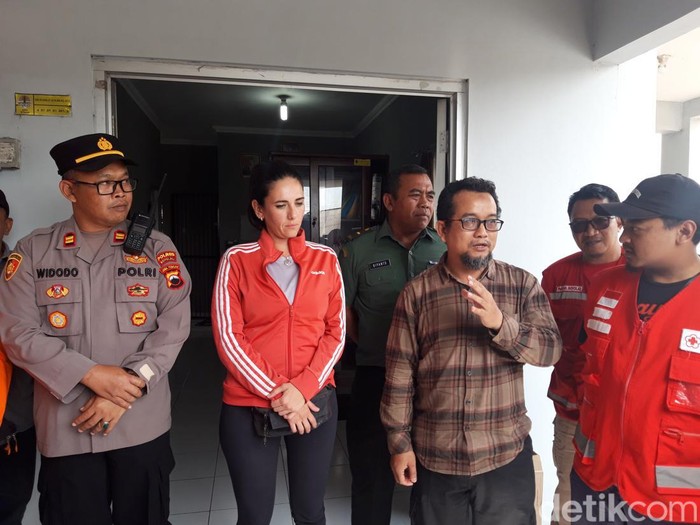 Kepala Seksi Pengelolaan Taman Nasional Wilayah II, Balai Taman Nasional Gunung Merapi, Ahmadi, dan pendaki WNA asal Spanyol, Denise, saat memberikan keterangan kepada wartawan di Selo, Boyolali, Kamis (14/9/2023).