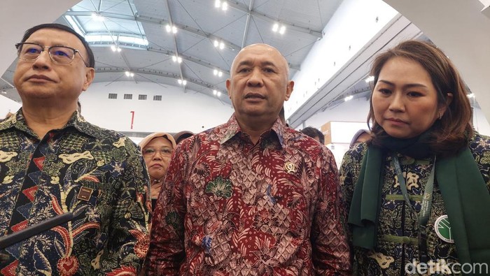 Ketua Umum Asosiasi Industri Permebelan dan Kerajinan Indonesia (ASMINDO), Dedy Rochimat (kiri).