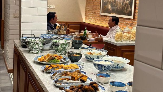 Ketum Gerindra Prabowo Subianto dan Ridwan Kamil makan malam bersama. (Dok. Prabowo Subianto)