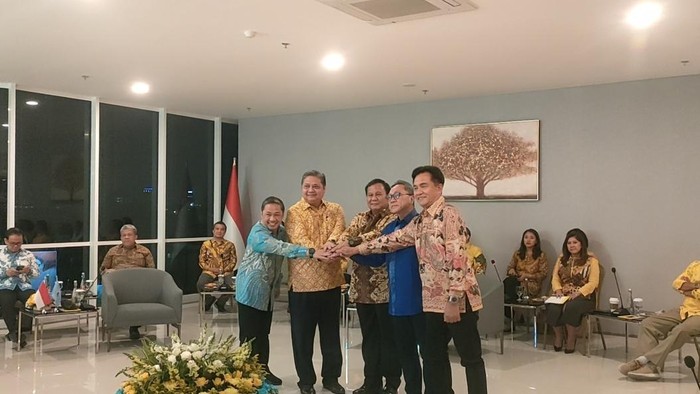 Para ketua umum (ketum) partai pendukung bakal capres Prabowo Subianto melakukan pertemuan di kantor DPP Partai Golkar. Mereka membahas terkait agenda menjelang Pemilu 2024.