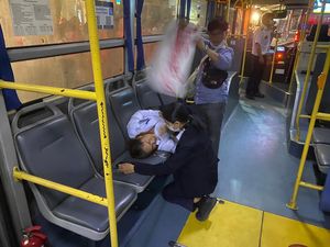 Nggak Bahaya Ta? Penumpang Bawa Durian ke Bus, Kondektur Langsung Pingsan