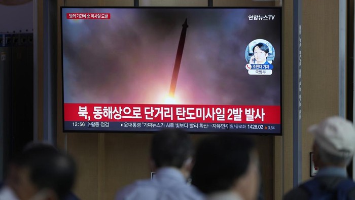 Korea Utara Luncurkan 2 Rudal Balistik Saat Kim Jong Un Temui Putin A TV screen shows a report of North Korea's ballistic missiles with file image during a news program at the Seoul Railway Station in Seoul, South Korea, Wednesday, Sept. 13, 2023. North Korea fired two ballistic missiles toward the sea Wednesday, as leader Kim Jong Un rolled through Russia on an armored train toward a meeting with President Vladimir Putin. The letters read,