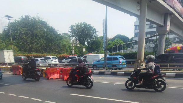Lokasi viral separator busway di Cawang sebabkan kecelakaan.