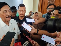 Luhut Tantang Wuling Jual Mobil Listrik di Bawah Rp 200 Juta