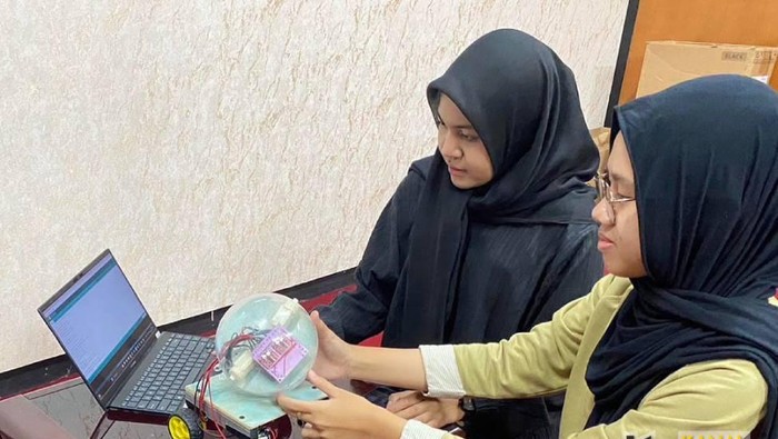 Mahasiswa Unpad ciptakan inovasi robot pengendali Larva Aedes aegypt yang merupakan hasil dari Program Kreativitas Mahasiswa Karsa Cipta (PKM-KC)