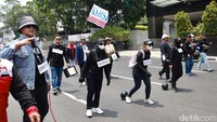 Konfederasi Serikat Pekerja Seluruh Indonesia (KSPSI) melakukan aksi besar di kawasan Gedung Sapta Pesona, Jakarta, Kamis (14/9/2023).