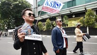 Ada juga yang memakai jas berlaga seperti investor dengan membawa sejumlah uang.