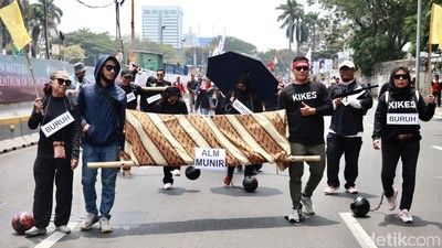 Demo UU Ciptaker, Massa Buruh Bawa Keranda-Kaki Dirantai