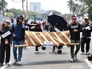 Demo UU Ciptaker, Massa Buruh Bawa Keranda-Kaki Dirantai