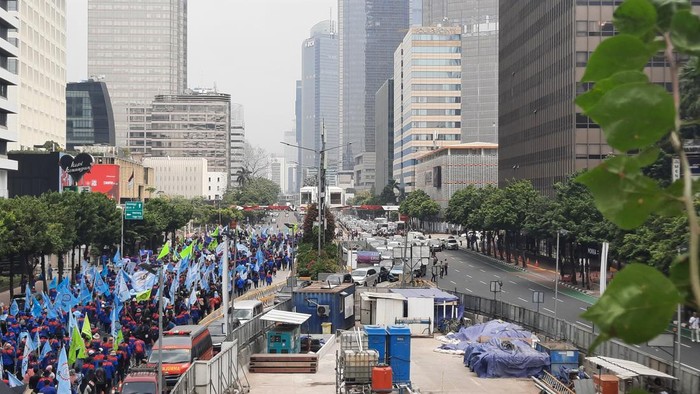 Massa buruh melakukan longmarch di Jalam MH Thamrin, Jakarta Pusat.