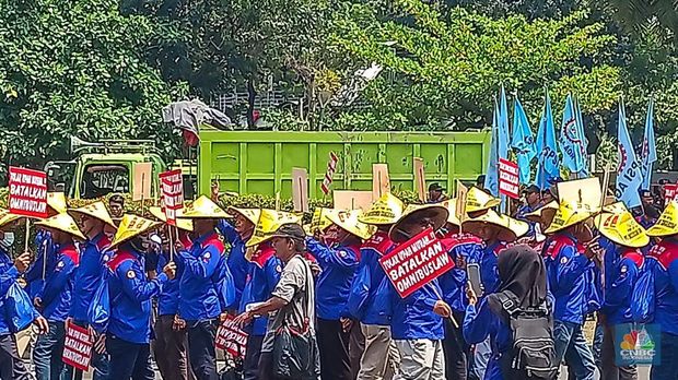 Massa buruh mulai memadati kawasan Patung Kuda di Jakarta Pusat. (CNBC Indonesia/Martyasari Rizky)