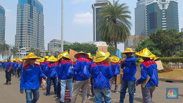 Massa buruh mulai memadati kawasan Patung Kuda di Jakarta Pusat. (CNBC Indonesia/Martyasari Rizky)