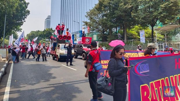 Massa Konfederasi Serikat Buruh Indonesia (KSBSI) mulai datang ke kawasan Patung Kuda, Jakarta Pusat. (վ/Martyasari Rizky)